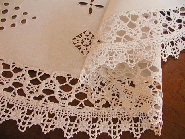 Marvellous round tablecloth with Colbert embroidery and Cluny lace 1900