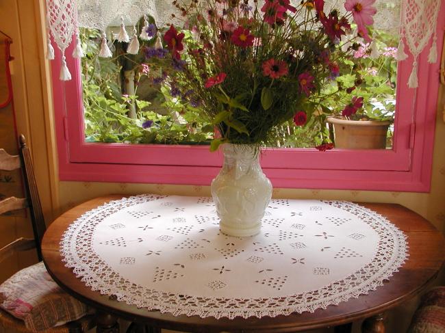 Marvellous round tablecloth with Colbert embroidery and Cluny lace 1900