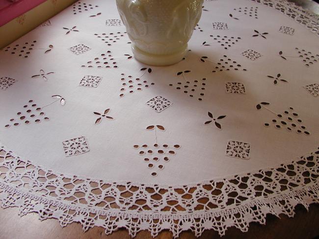 Marvellous round tablecloth with Colbert embroidery and Cluny lace 1900