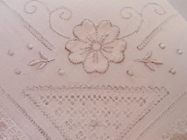 Stunning handkerchief in linon  with hand-embroidery & appliqué of flowers