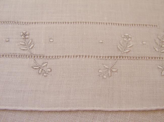 Superb handkerchief in linon with hand-embroidered garland of flowers and wheels