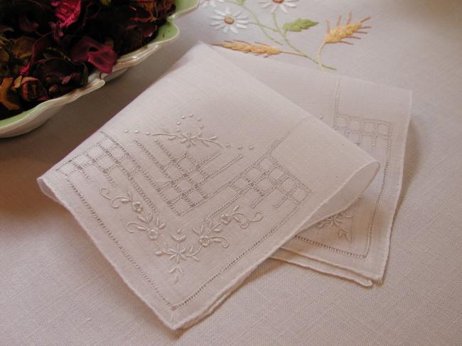 Lovely handkerchief in linon with hand-embroidered garland of flowers