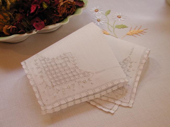 Marvellous handkerchief in linon with embroidered flowers & drawn thread work