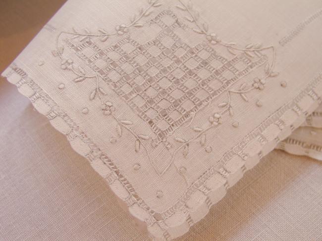 Marvellous handkerchief in linon with embroidered flowers & drawn thread work