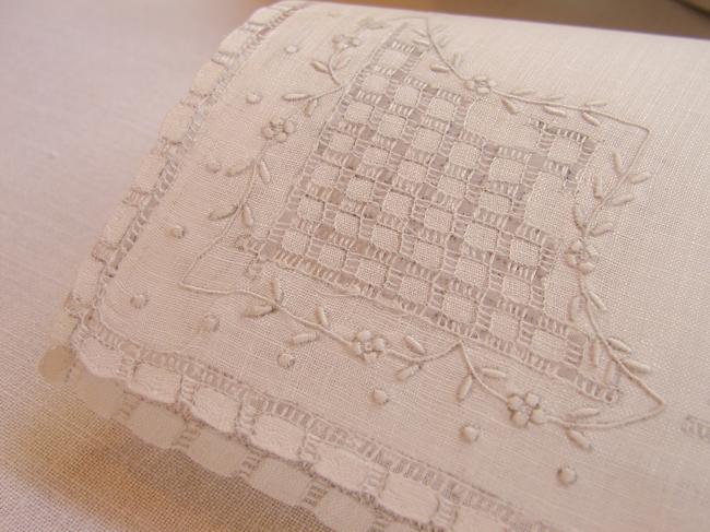 Marvellous handkerchief in linon with embroidered flowers & drawn thread work