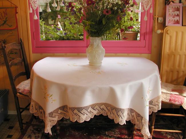 Enchanting tablecloth withhand-embroidered white daisies and wheat, crochet edge