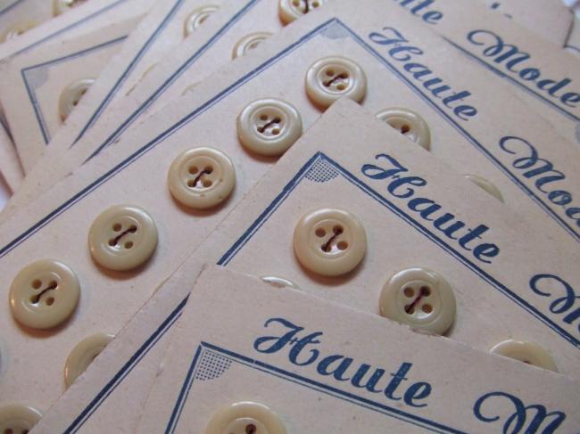 Jolie carte de 24 petits boutons ronds de couleur ivoire 'Haute Mode' 1920-30