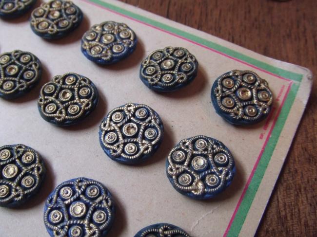 Merveilleuse série de 24 boutons bleus imitation passementerie, peints de dorure