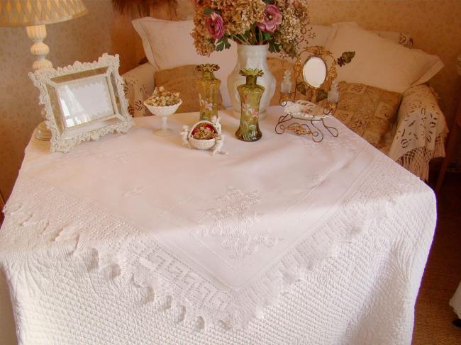 Très jolie nappe en lin brodée de marguerites et dentelle de crochet 1900.