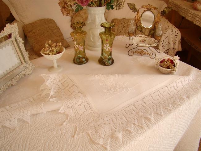 Très jolie nappe en lin brodée de marguerites et dentelle de crochet 1900.