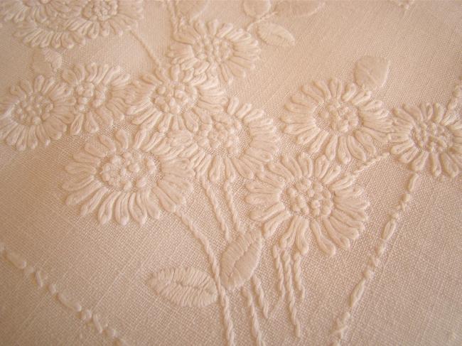 Très jolie nappe en lin brodée de marguerites et dentelle de crochet 1900.