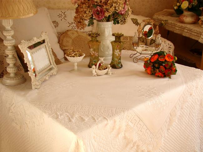 Très jolie nappe en lin brodée de marguerites et dentelle de crochet 1900.