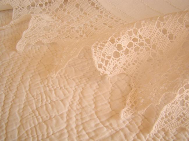 Très jolie nappe en lin brodée de marguerites et dentelle de crochet 1900.