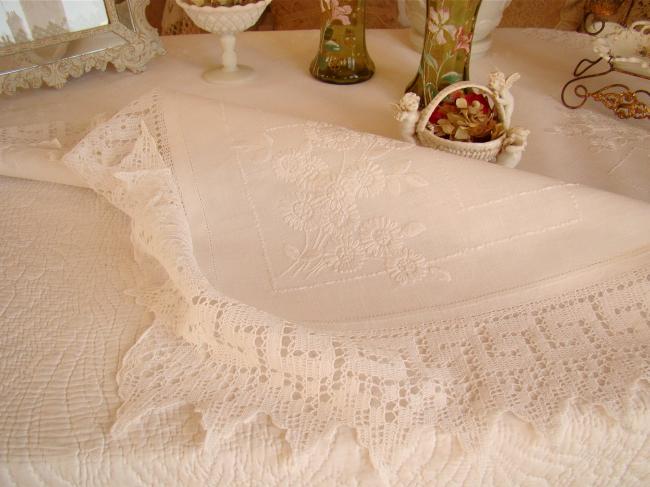 Très jolie nappe en lin brodée de marguerites et dentelle de crochet 1900.