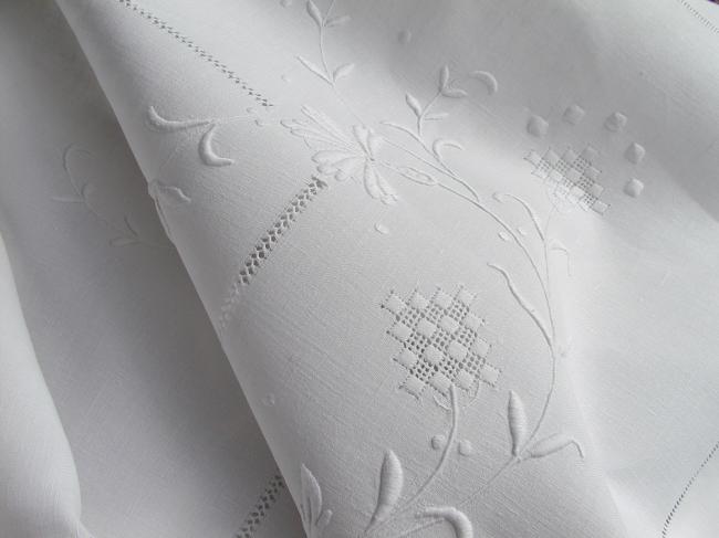 Merveilleux drap brodé et ajouré de fleurs avec monogramme fleuri LL