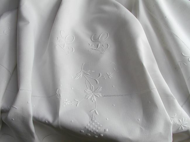 Merveilleux drap brodé et ajouré de fleurs avec monogramme fleuri LL