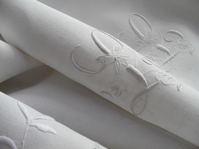 Merveilleux drap brodé et ajouré de fleurs avec monogramme fleuri LL