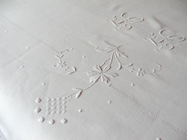 Merveilleux drap brodé et ajouré de fleurs avec monogramme fleuri LL