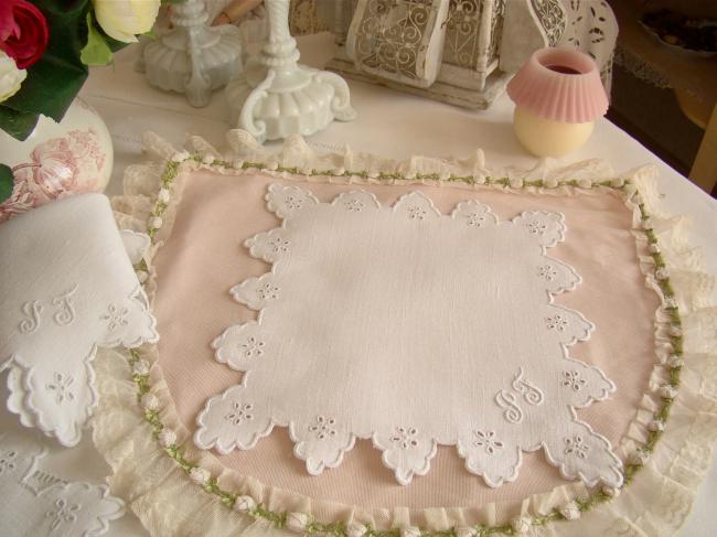 Adorable napperon en broderie blanche festonnée 1900 monogramme I ou JF