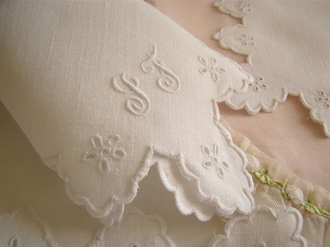 Adorable napperon en broderie blanche festonnée 1900 monogramme I ou JF