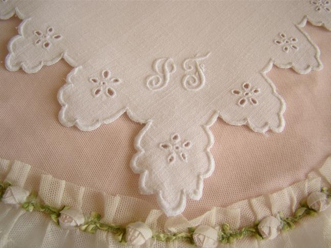 Adorable napperon en broderie blanche festonnée 1900 monogramme I ou JF