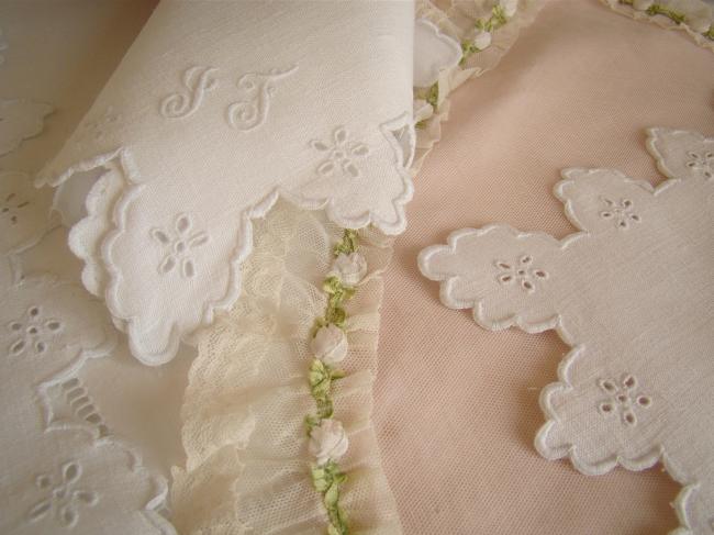 Adorable napperon en broderie blanche festonnée 1900 monogramme I ou JF