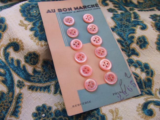 Adorable carte de 12 petits boutons en nacre teintée en rose, Au Bon Marché.