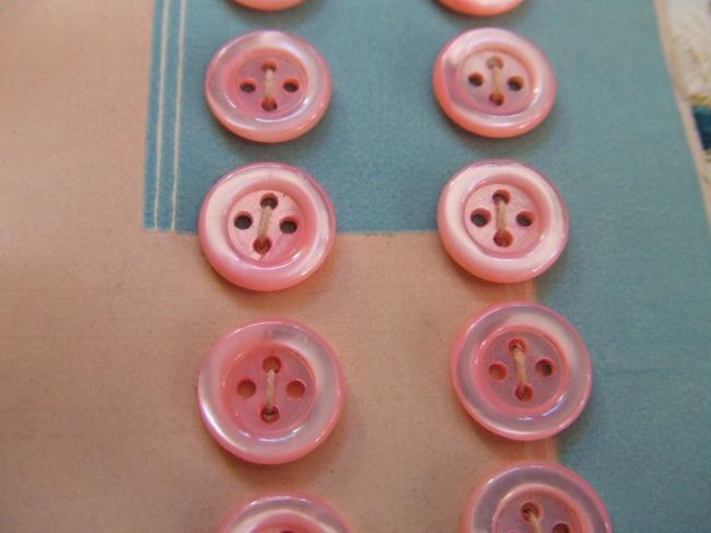 Adorable carte de 12 petits boutons en nacre teintée en rose, Au Bon Marché.