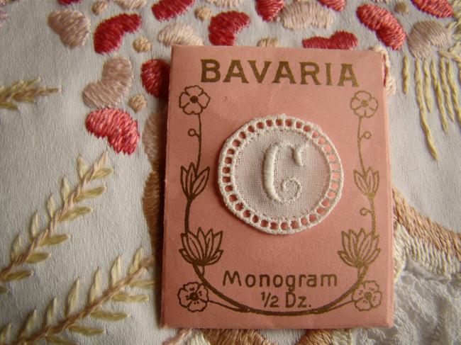 Adorable mini monogramme C dans un cartouche ajouré en fine batiste 1900-20