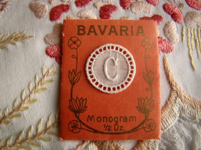 Adorable mini monogramme C dans un cartouche ajouré en fine batiste 1900-20