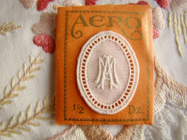 Adorable monogramme AM ou MA dans un cartouche ajouré en fine batiste 1900-20