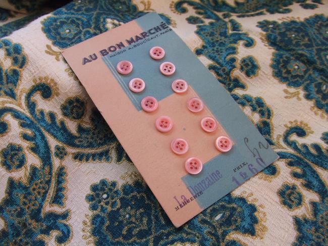  Adorable carte de 12 minis boutons en nacre teintée en rose, Au Bon Marché.
