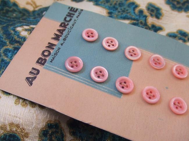  Adorable carte de 12 minis boutons en nacre teintée en rose, Au Bon Marché.