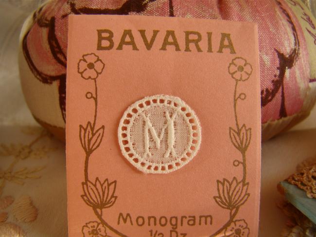 Adorable mini monogramme M dans un cartouche ajouré en fine batiste 1900-20