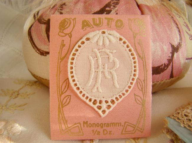 Adorable monogramme FR ou RF dans un cartouche ajouré de fine batiste 1900-20