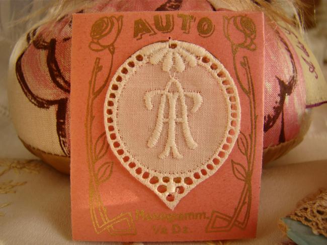 Adorable monogramme AT ou TA dans un cartouche ajouré de fine batiste 1900-20