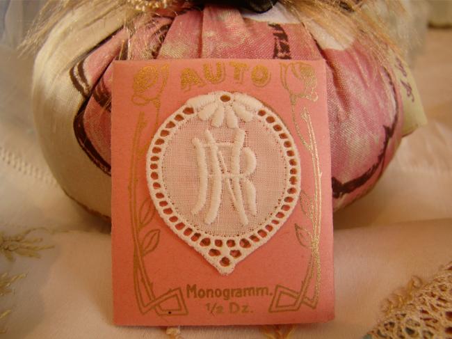 Adorable monogramme NR ou RN dans un cartouche ajouré de fine batiste 1900-20