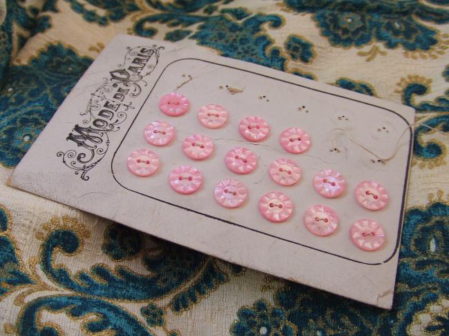 Merveilleuse carte de 16 boutons taillés en diamant dans la nacre, couleur rose