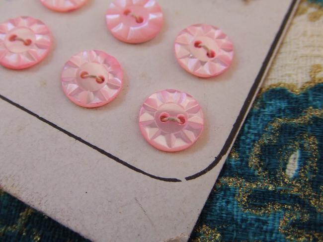Merveilleuse carte de 16 boutons taillés en diamant dans la nacre, couleur rose
