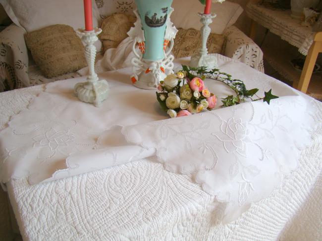 Merveilleuse nappe en batiste de lin brodée de roses et motifs à fond ajouré