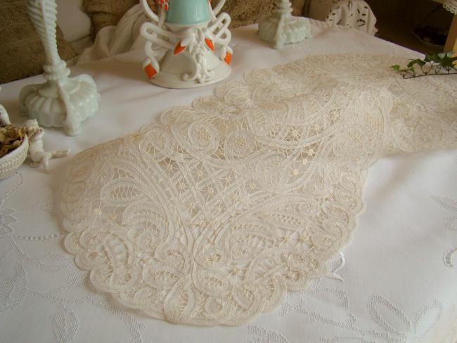 Linge ancien: Superbe chemin de table brodé à la Renaissance aux lacets