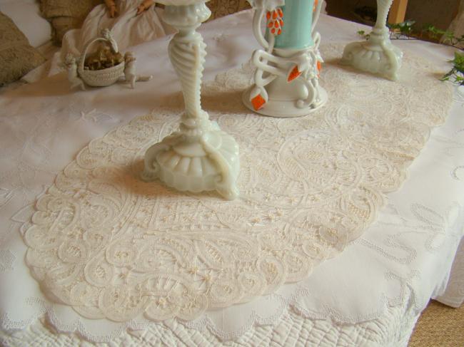 Linge ancien: Superbe chemin de table brodé à la Renaissance aux lacets