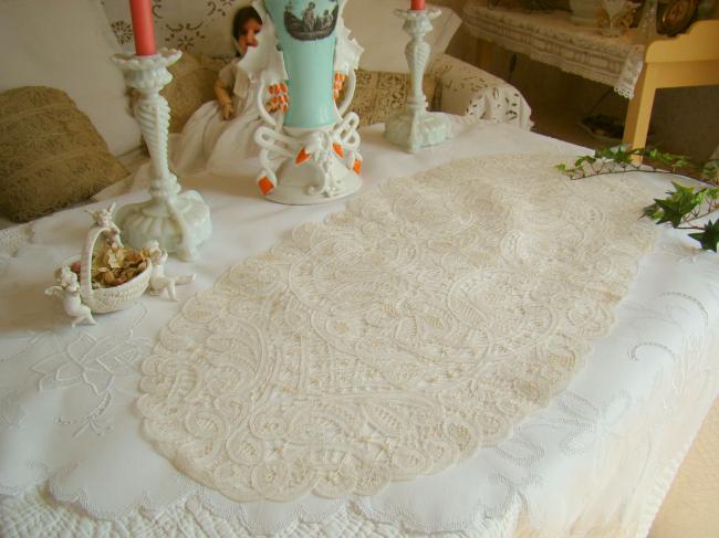 Linge ancien: Superbe chemin de table brodé à la Renaissance aux lacets