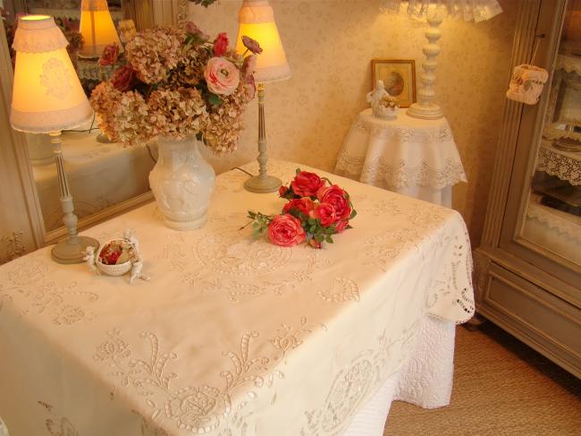 Magnifique nappe brodée à la Richelieu de roses anciennes et tulipes stylisées