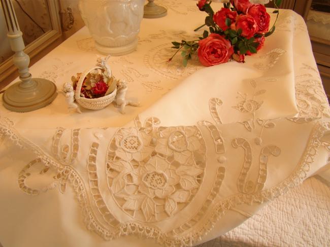 Magnifique nappe brodée à la Richelieu de roses anciennes et tulipes stylisées