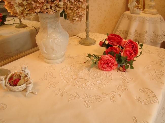 Magnifique nappe brodée à la Richelieu de roses anciennes et tulipes stylisées