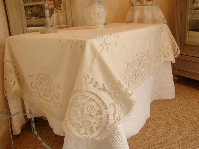 Magnifique nappe brodée à la Richelieu de roses anciennes et tulipes stylisées