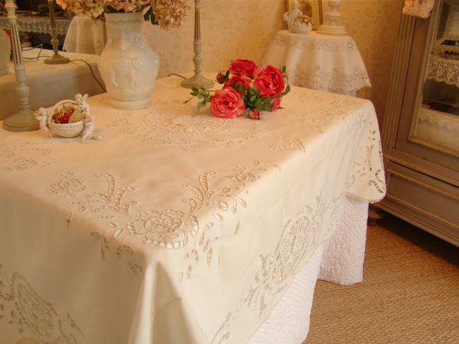 Magnifique nappe brodée à la Richelieu de roses anciennes et tulipes stylisées