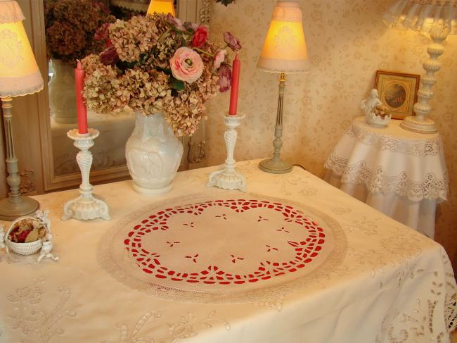 Superbe centre de table ajouré et brodé avec dentelle de Cluny 1920