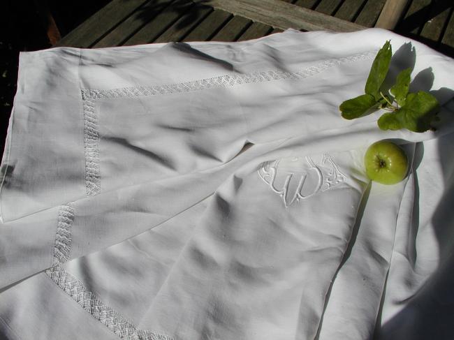 Splendeur de drap en pur fil brodé d'un monogramme GS, avec rivières ajourées